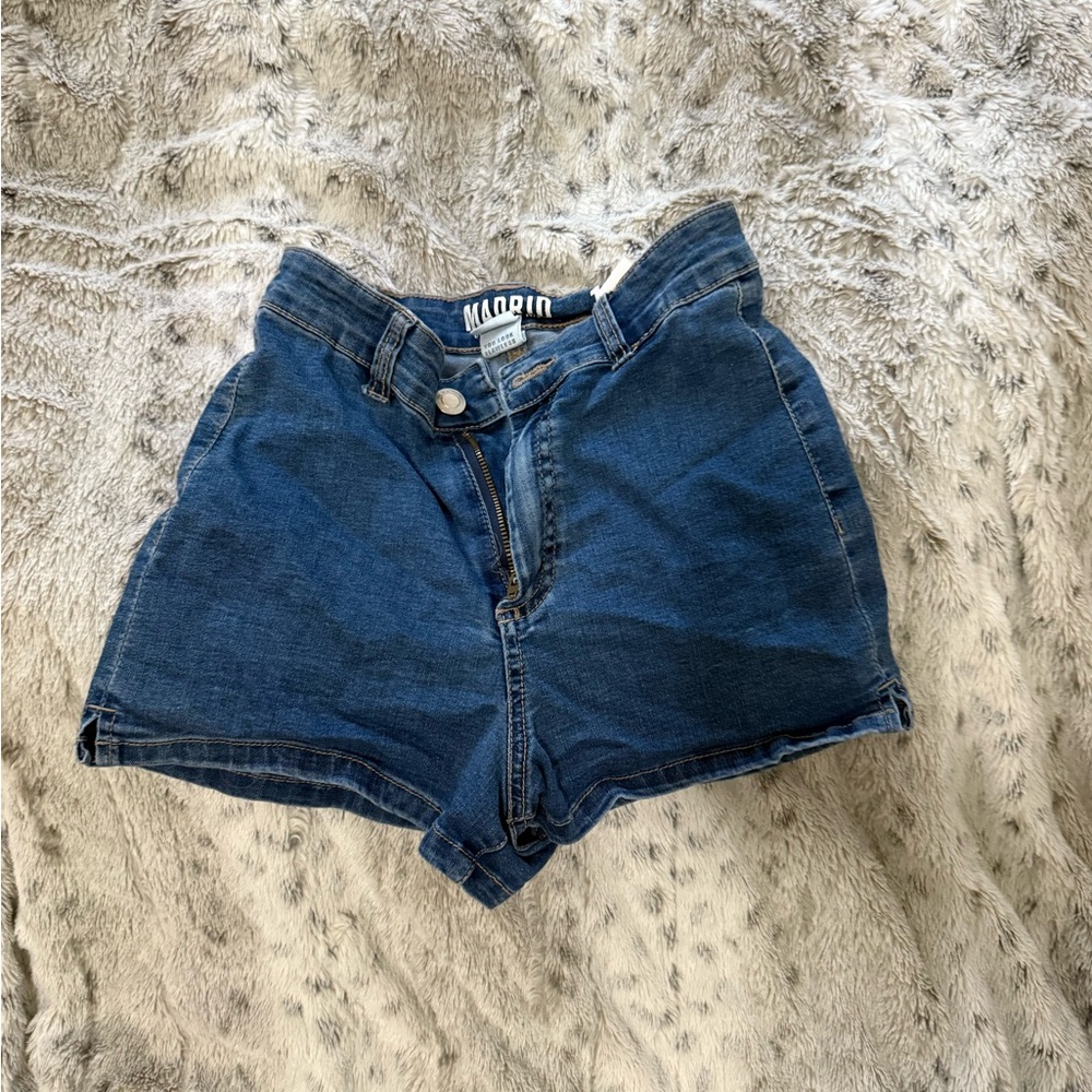 High-Waisted Blue Jean Shorts with Retro Style